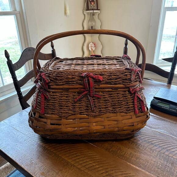 DELUXE PICNIC TIME BASKET 21\